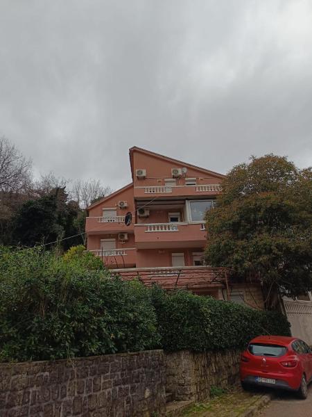 A la foto es mostra l'objecte Una Apartments situat a la ciutat de Budva.