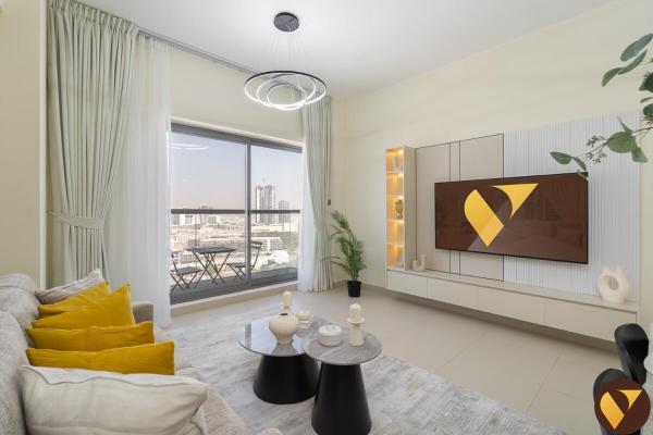 A la foto es mostra l'objecte Vogue Vacation Homes, JVC Jeewar Tower near Circle Mall, One Bedroom Apartment with Balcony and City View, Access to all Amenities situat a la ciutat de Dubai.