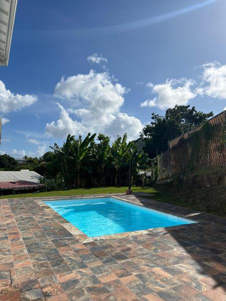 På bilden syns objektet Havre de détente, F2 et studio en bas de villa avec piscine som ligger i staden Morne Blanc.