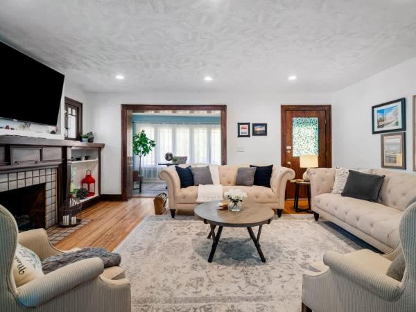 6 Bedroom Entire Duplex for Large Groups, Cleveland