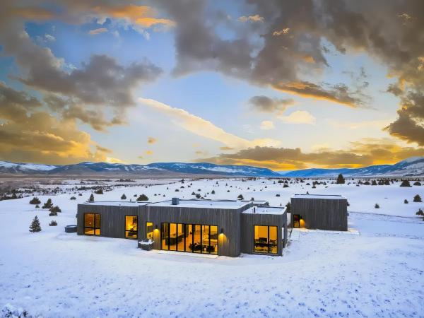 Yellowstone Valley - Hot Tub Fireplace Mountain View - Montana