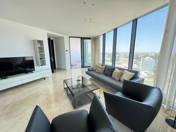 Na foto é possível ver o objeto SkyHigh Park View Residence localizado na cidade de Nicosia.