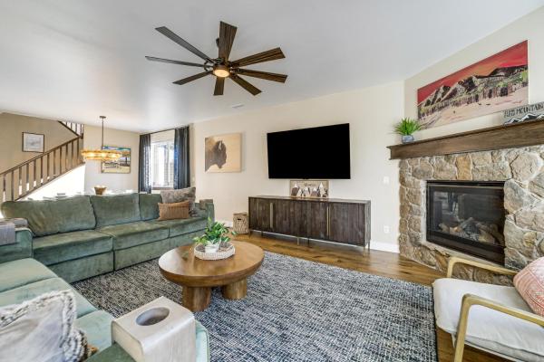 写真にはフラッグスタッフ市にあるModern Flagstaff Retreat w/ Fire Pit & EV Charger!が写っています。