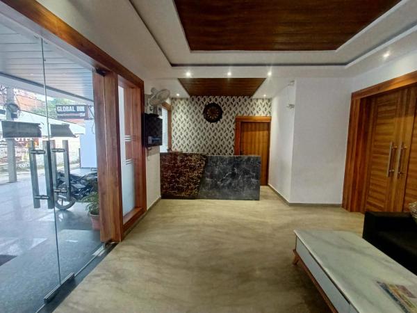 写真にはBheta市にあるRROOMS Elite Hotel Global Luxuryが写っています。