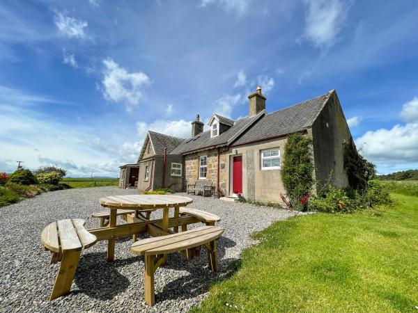 Pine Cottage - Dalcross - Inverness