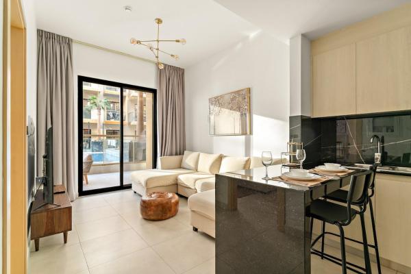 A la foto es mostra l'objecte FIRST CLASS 1BR Tranquil Pool View Retreat situat a la ciutat de Dubai.