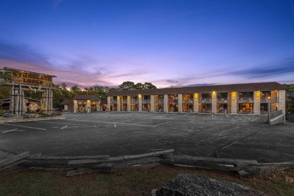 Stonegate Lodge - Pool & Firepits Room #208 - Eureka Springs, AR