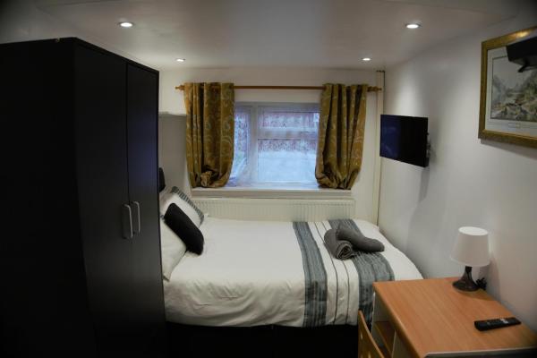 På billedet ses objektet Quiet Studio with Workspace Shared Entrance for Contractors and Business Travellers beliggende i byen Coventry.