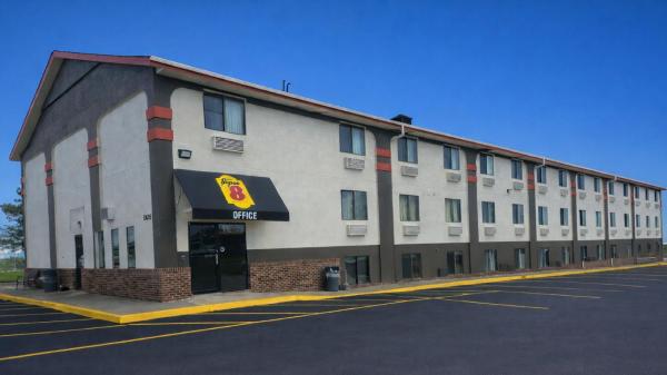 Kuva 1: Super 8 by Wyndham Lincoln West