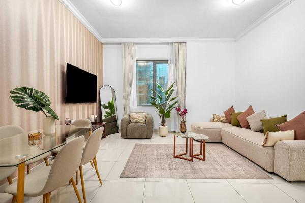 På billedet ses objektet Elegant 1BR near downtown w Gym Tennis Basketball Courts beliggende i byen Dubai.