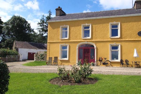 The photo shows the Shannonview Country House located in the city of Tarbert.