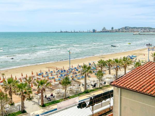 A la foto es mostra l'objecte Azure Pearl Haven B83 situat a la ciutat de Draç.