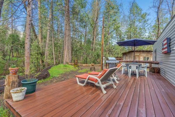 The Little House In The Big Woods- A Quiet 2 Bedroom, 1 Bathroom Creek Side Cottage - Bass Lake, CA