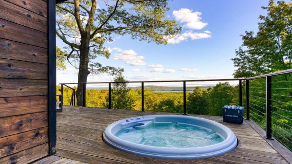Modern Catskills Escape W Open Living Steam Shower Hot Tub W Mountain Views Minutes From Woodstock Trails Suncliff Vista - Woodstock, NY