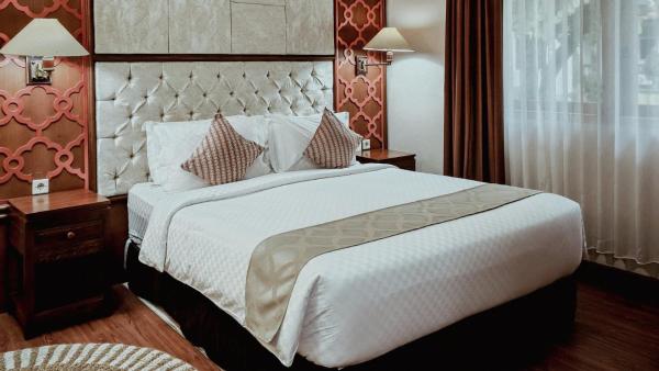 A la foto es mostra l'objecte Royal Brongto Hotel situat a la ciutat de Timuran.