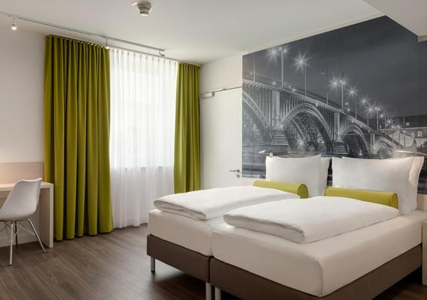 På billedet ses objektet Super 8 by Wyndham Mainz Zollhafen beliggende i byen Mainz.