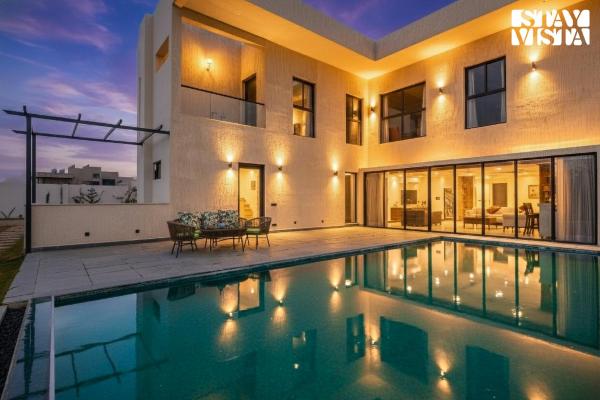 Nella foto è visibile l'oggetto StayVista's The Sweet Life - Luxury Farm stay with Private Pool & Fireplace situato nella città di Sohna.