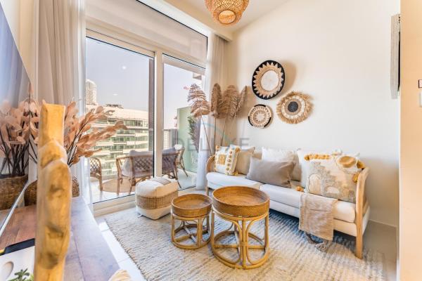 A la foto es mostra l'objecte Contemporary 1BR Boho Oasis with Canal Views, Minutes from Downtown Attractions, Reva Residences, Business Bay by Deluxe Holiday Homes situat a la ciutat de Dubai.