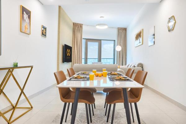 På billedet ses objektet Chic 1BR at The Bay - Business Bay Near Burj Khalifa & Dubai Mall beliggende i byen Dubai.