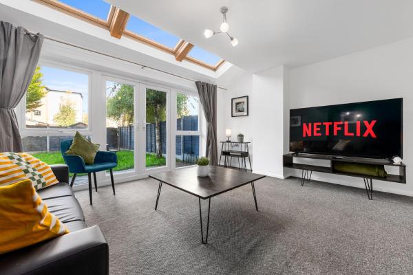 Luxury 4 Bed Home, Garden, Parking, 3 Baths - Manchester