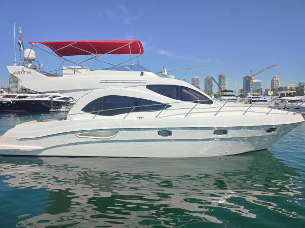 Auf dem Foto ist das Objekt Luxury yacht Stay Dubai in der Stadt Dubai zu sehen.