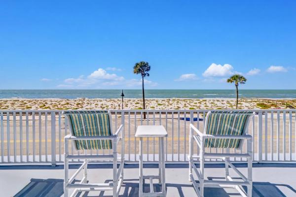 Na zdjęciu widoczny jest obiekt Pass-A-Grille Beach Retreat Unit 8 położony w mieście St Pete Beach.