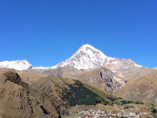 Kuvassa näkyy kohde Maiko Guest House, joka sijaitsee kaupungissa Kazbegi.