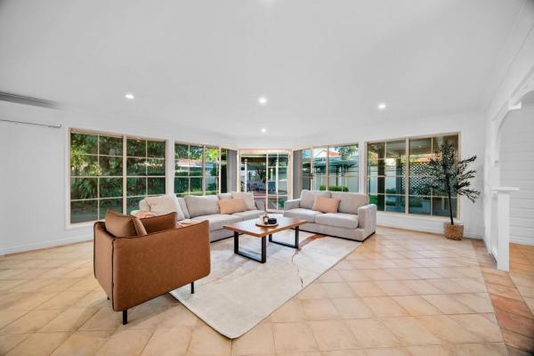 Modern 4b Family-friendly Home In Robertson Qld - Springwood