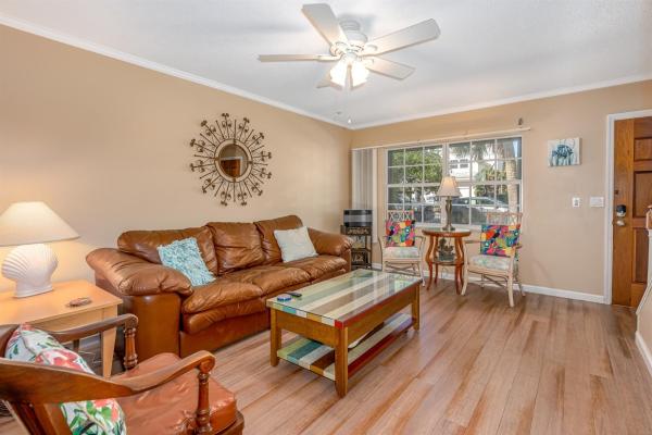 Steps From Flagler Avenue! Charming Home With Private Garage And Full Kitchen! - New Smyrna Beach, FL