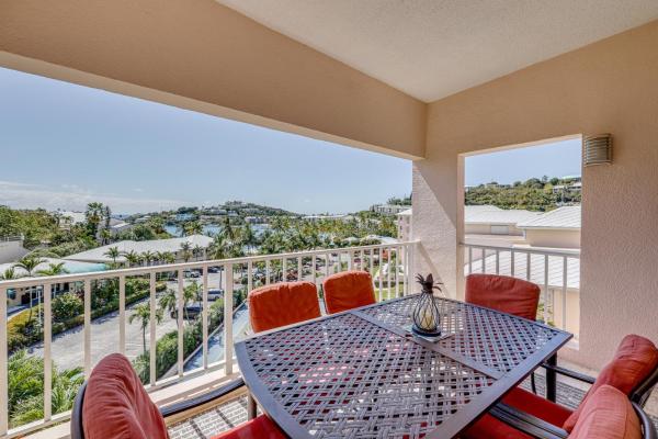 A la foto es mostra l'objecte Walk to Beach: St Thomas Condo w/ Balconies situat a la ciutat de St Thomas.