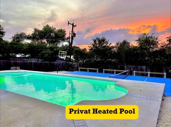 4 Bed Sleeps 12 -Sea World-six Flags-down Town - Emerald Oasis - San Antonio, TX