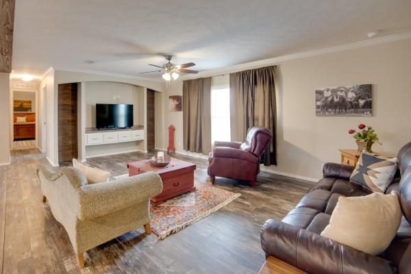 Steps To Wes Arena: Pet-friendly Cabin W/ Deck! - BarnHill Vineyard, Anna