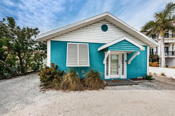 A la foto es mostra l'objecte Beautiful Waterfront Beach Cottage. Sleeps 6 situat a la ciutat de Indian Spring Estates.