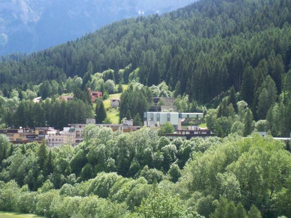 Na zdjęciu widoczny jest obiekt Residence Garden Appartamenti Solandra położony w mieście Mezzana.