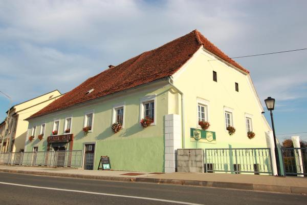 写真にはSpodnja Polskava市にあるGuesthouse Velesが写っています。