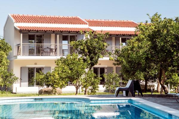 På billedet ses objektet Orange Grove Suites beliggende i byen Mpenitses.