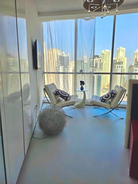A la foto es mostra l'objecte Vip guestroom 360 view of marina private terrace with pool situat a la ciutat de Dubai.