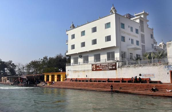 Na fotografii je vidět objekt Jaswinder Bhawan - By The Ganges nacházející se ve městě Kankhal.