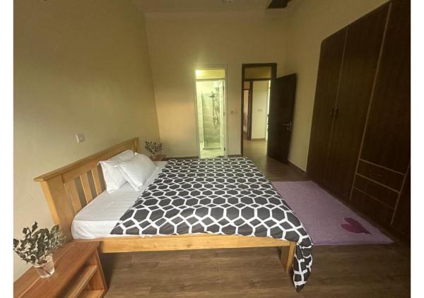 На фото показан объект Banks Boutique Inn, расположенный в городе Lubowa.