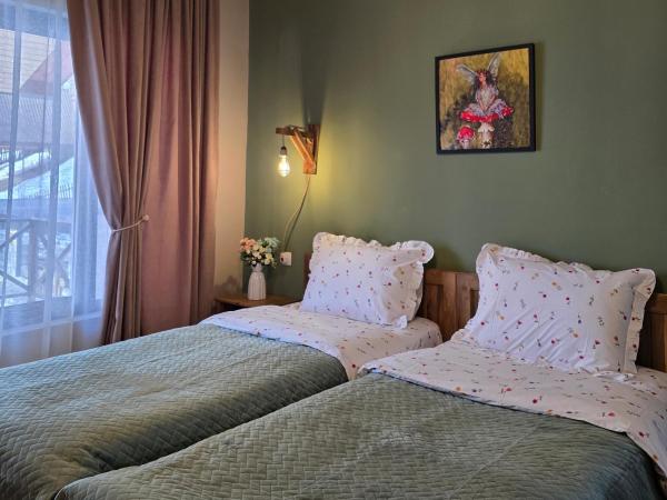 A la foto es mostra l'objecte Ailama Guesthouse situat a la ciutat de Mestia.