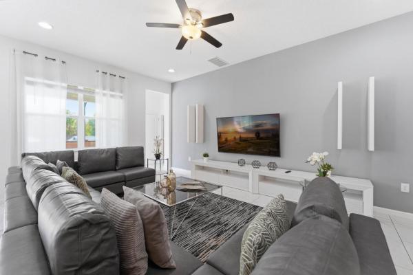 Chic Modern Escape 12br Pool And Game Room - Kissimmee