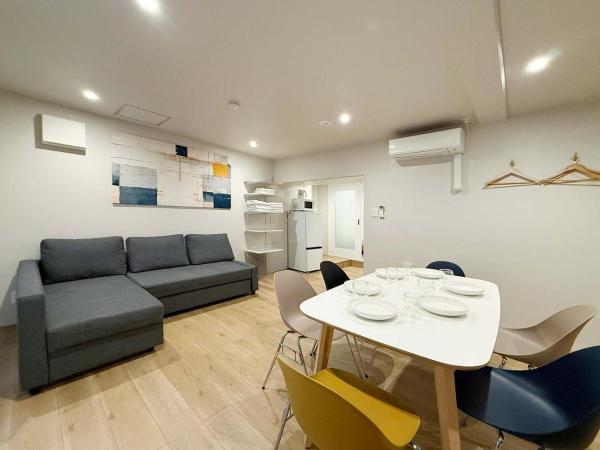 Na zdjęciu widoczny jest obiekt Celine Kanayama by b hotel - Vibrant 1BR Downtown Shopping & Dining Nearby 11 położony w mieście Hiroszima.