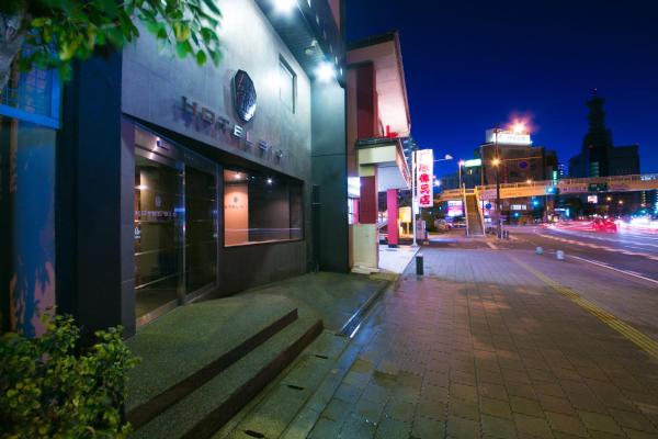 The photo shows the HOTEL 910 located in the city of Oita.