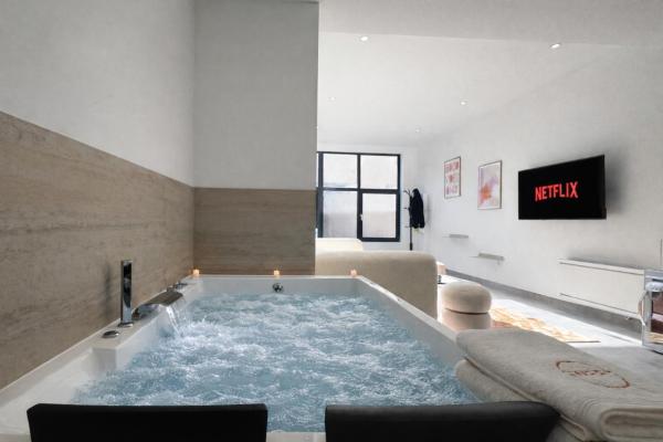 Le Sweet - By Best Keys - Suite Design Avec Spa Privatif Balnéo - Centre-ville - Lit Queen Size - Smart Tv Netflix - Ambiance Romantique - Wifi Fibre - Check-in Autonome - Joigny
