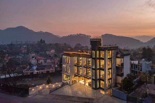 På billedet ses objektet Perfectstayz Premium Kapilaz with Rooftop Pool & Cafe, Bhimtal beliggende i byen Rishikesh.