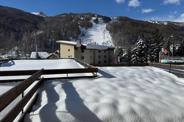 På billedet ses objektet Mountain Apartment With Terrace beliggende i byen Saint-Chaffrey.