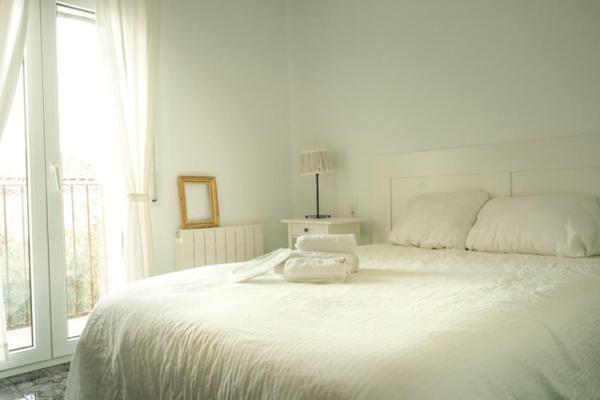 A la foto es mostra l'objecte Habitación doble con Balcón - Casa rural compartida - Coliving situat a la ciutat de Torrelles de Foix.