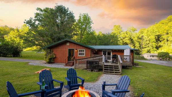 Na foto é possível ver o objeto The Rustic Cottage by AvantStay localizado na cidade de Cartertown.