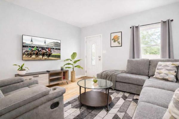 Auf dem Foto ist das Objekt Spacious Family Retreat - Churchill Downs & Downtown in der Stadt Elizabeth zu sehen.