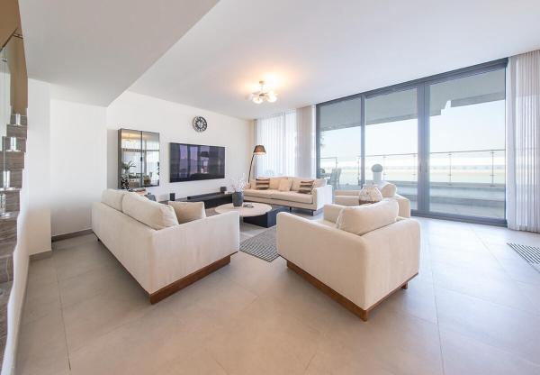 Na fotografii je vidět objekt Sea View Luxury Escape 5BR Private Pool Villa nacházející se ve městě Al Ḩamrīyah.